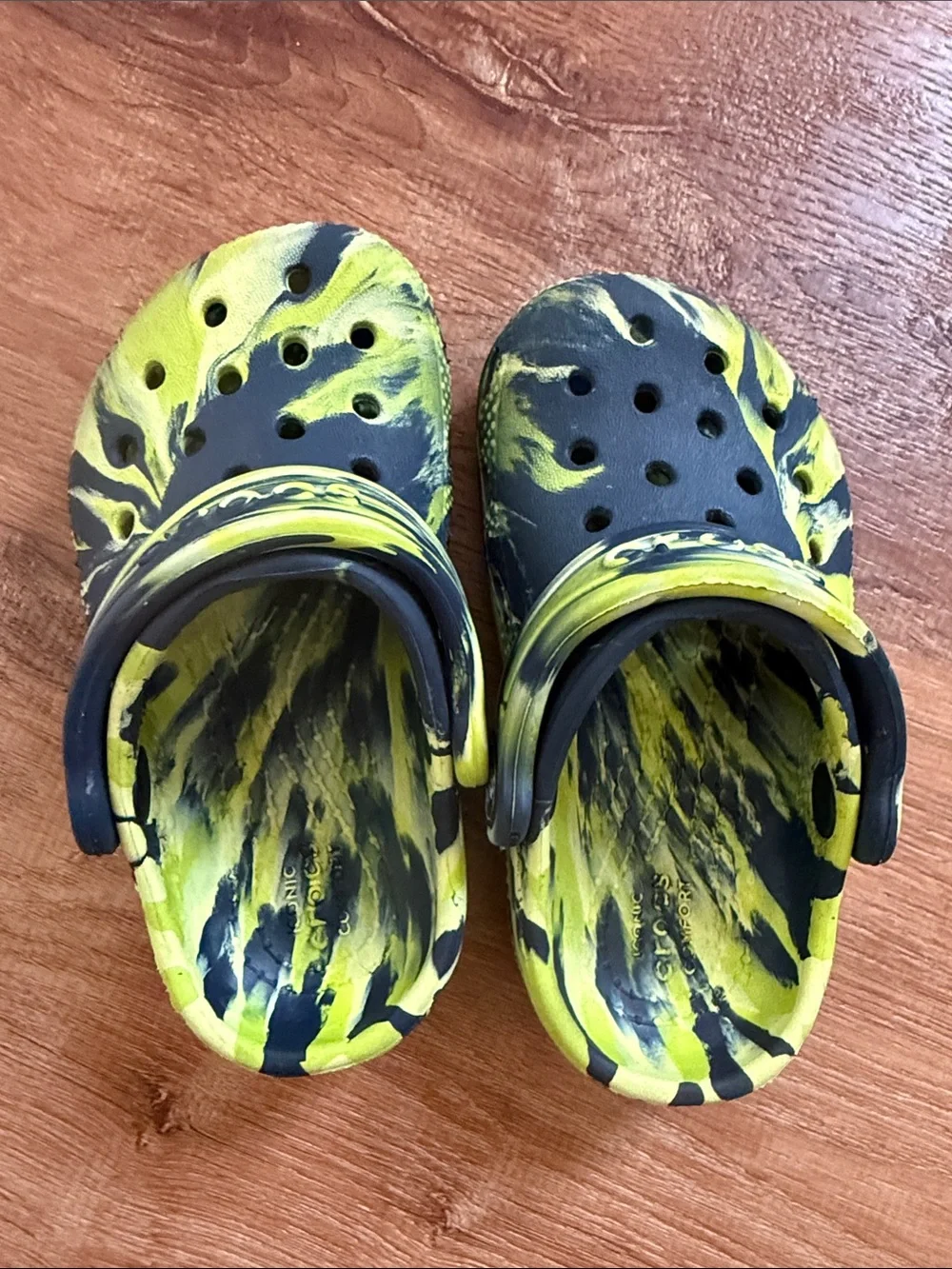 Toddler Yellow and navy croc